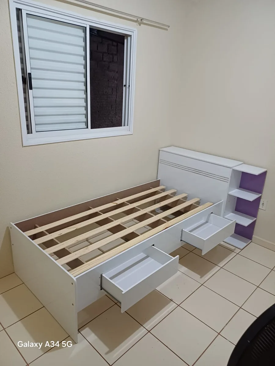 Montagem de cama de solteiro funcional com gavetas inferiores e nichos