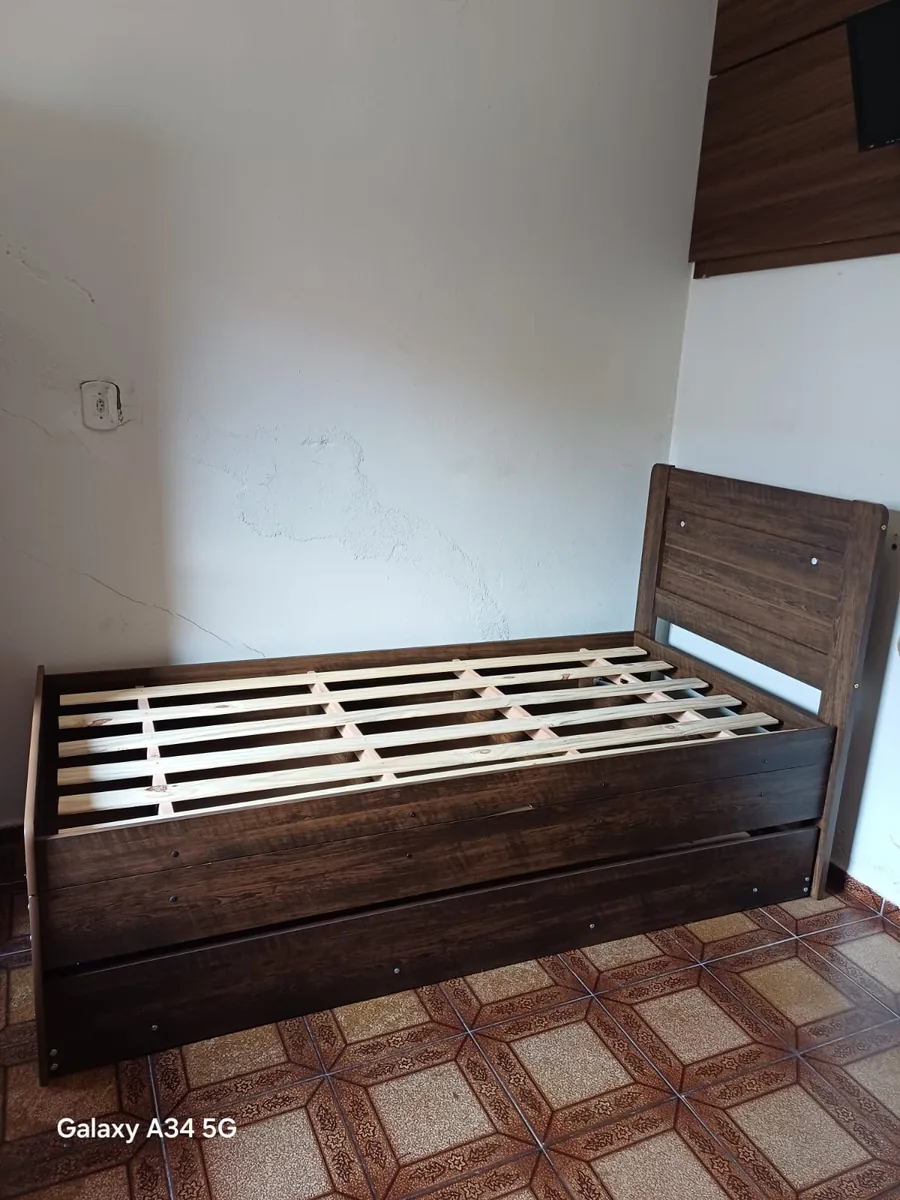 Montagem de cama de casal em madeira maciça com gavetão inferior