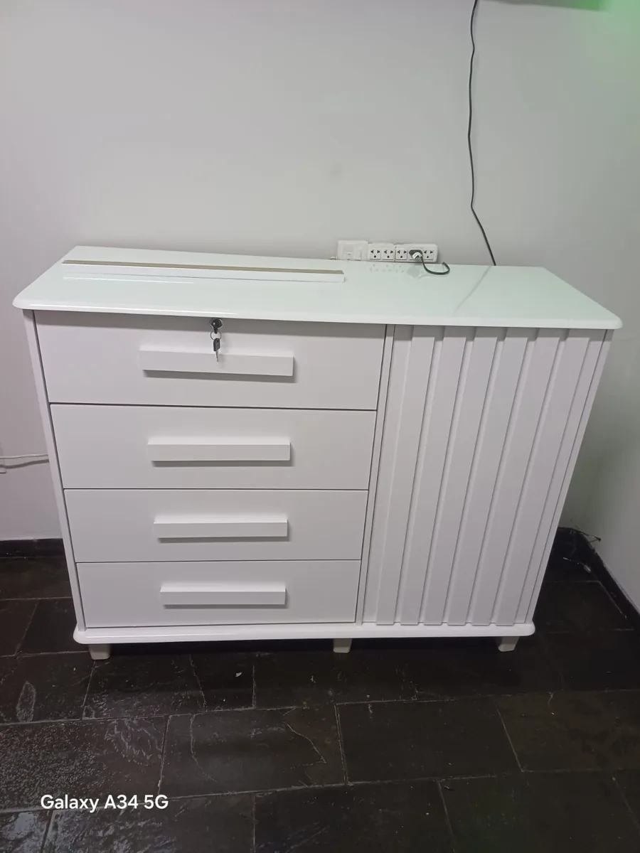 Montagem de cômoda com 4 gavetões e porta lateral ripada