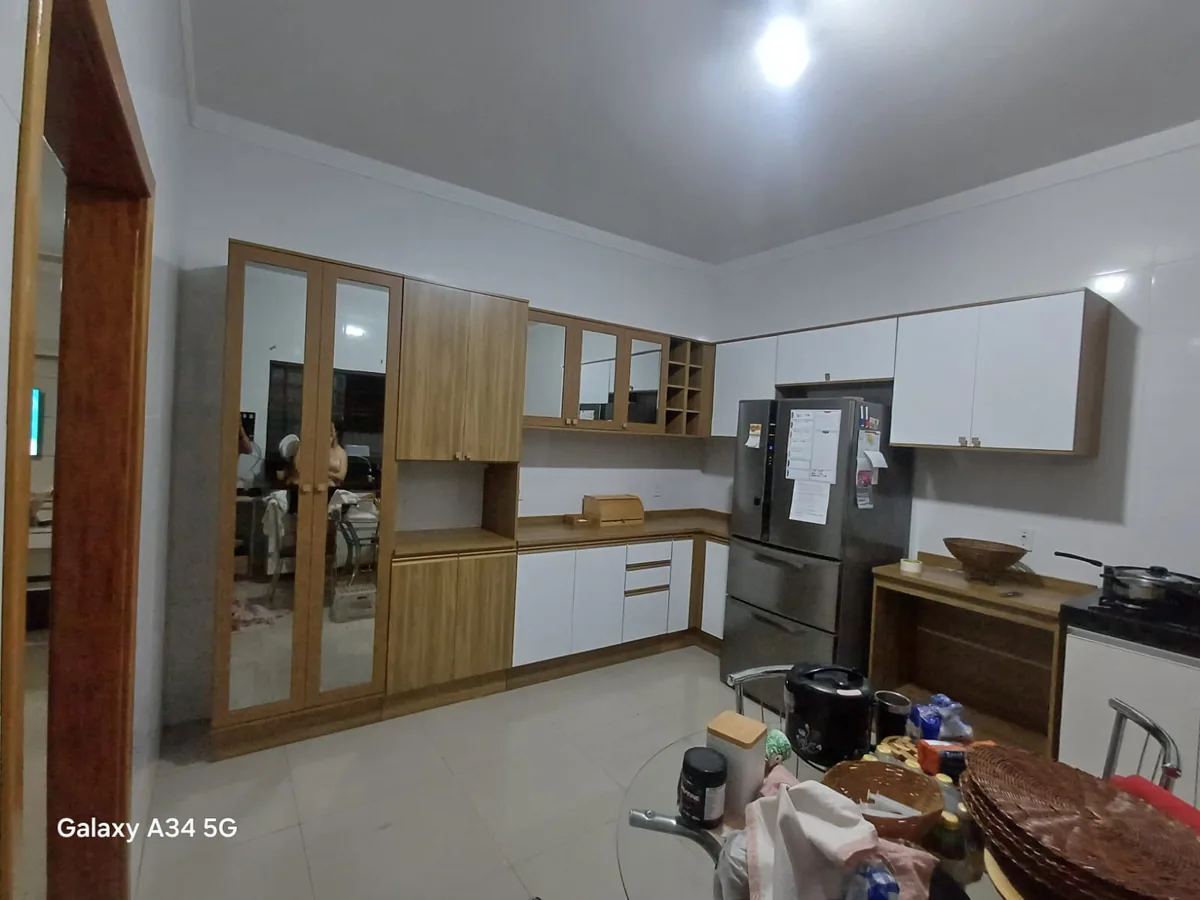 Montagem de cozinha completa com armários aéreos e cristaleira em Barretos-SP