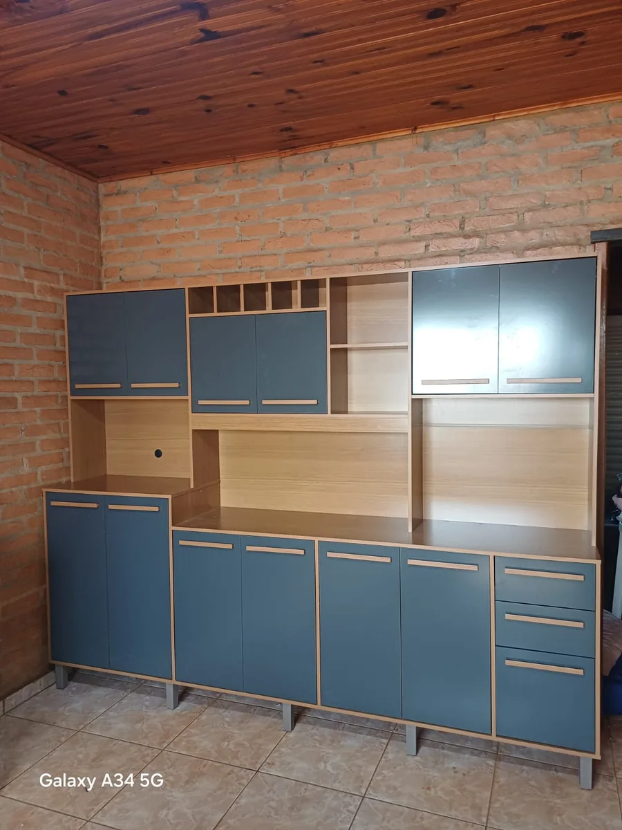 Montagem de cozinha modulada completa com aéreos e balcão em Barretos