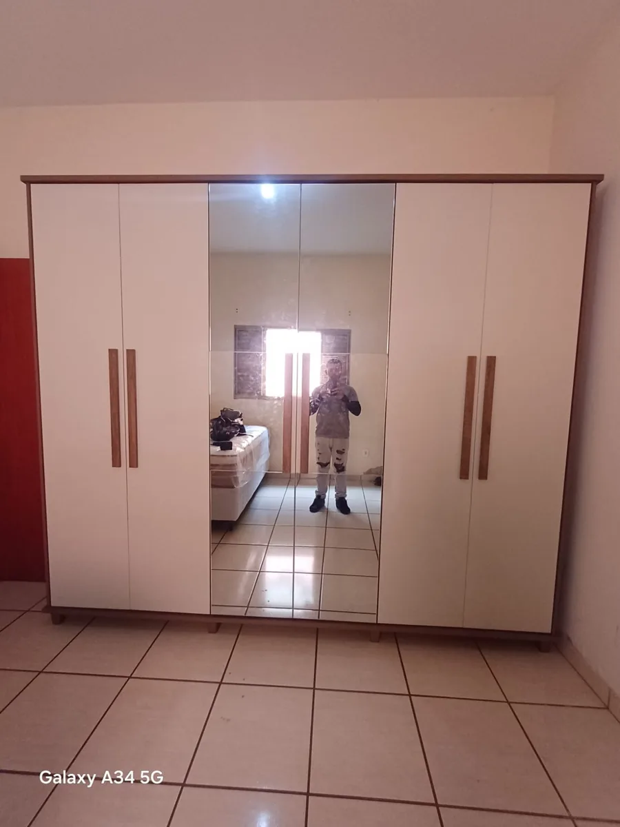 Montagem de guarda-roupa casal 4 portas com espelho central