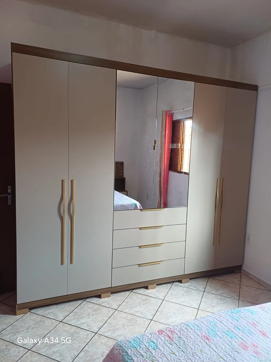 Montagem de guarda-roupa de casal com portas e gavetas externas