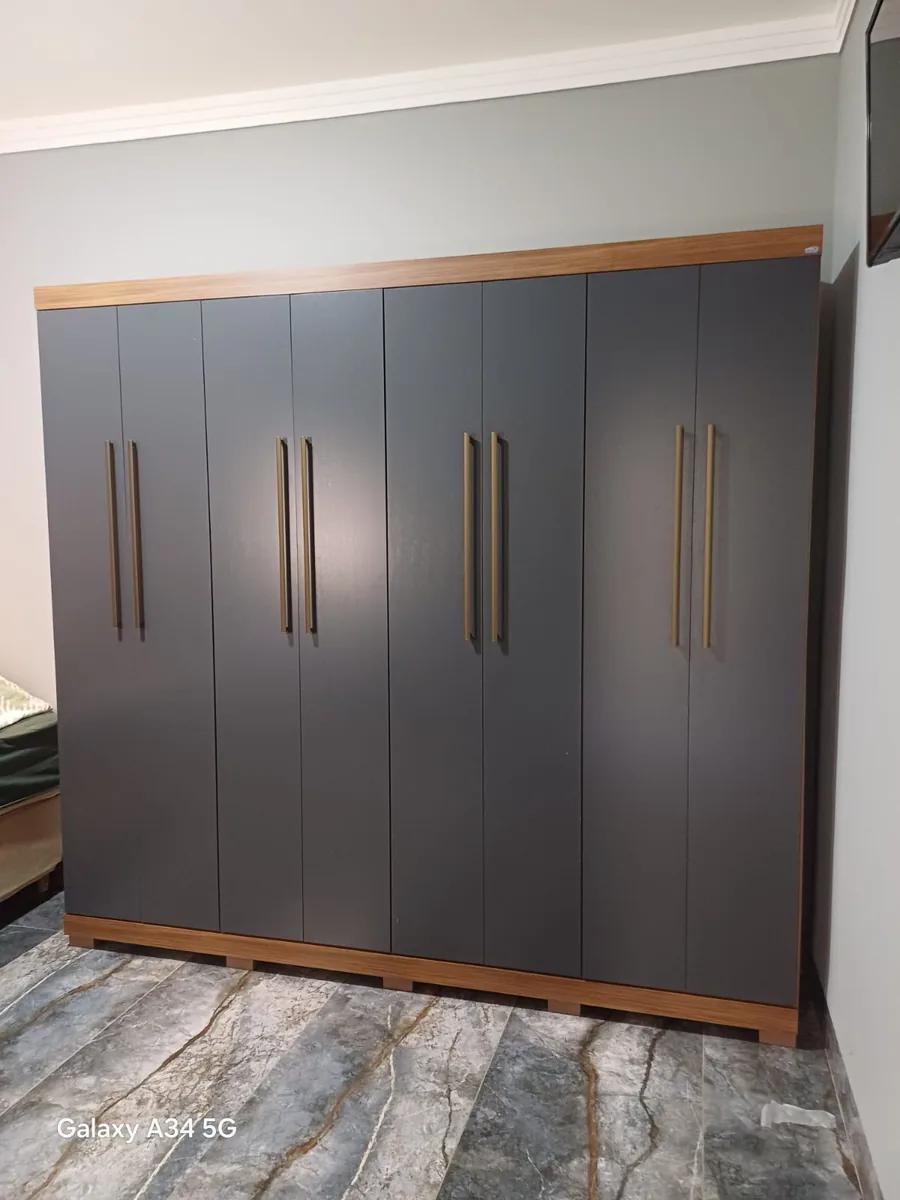 Montagem de guarda-roupa moderno cinza chumbo com puxadores dourados