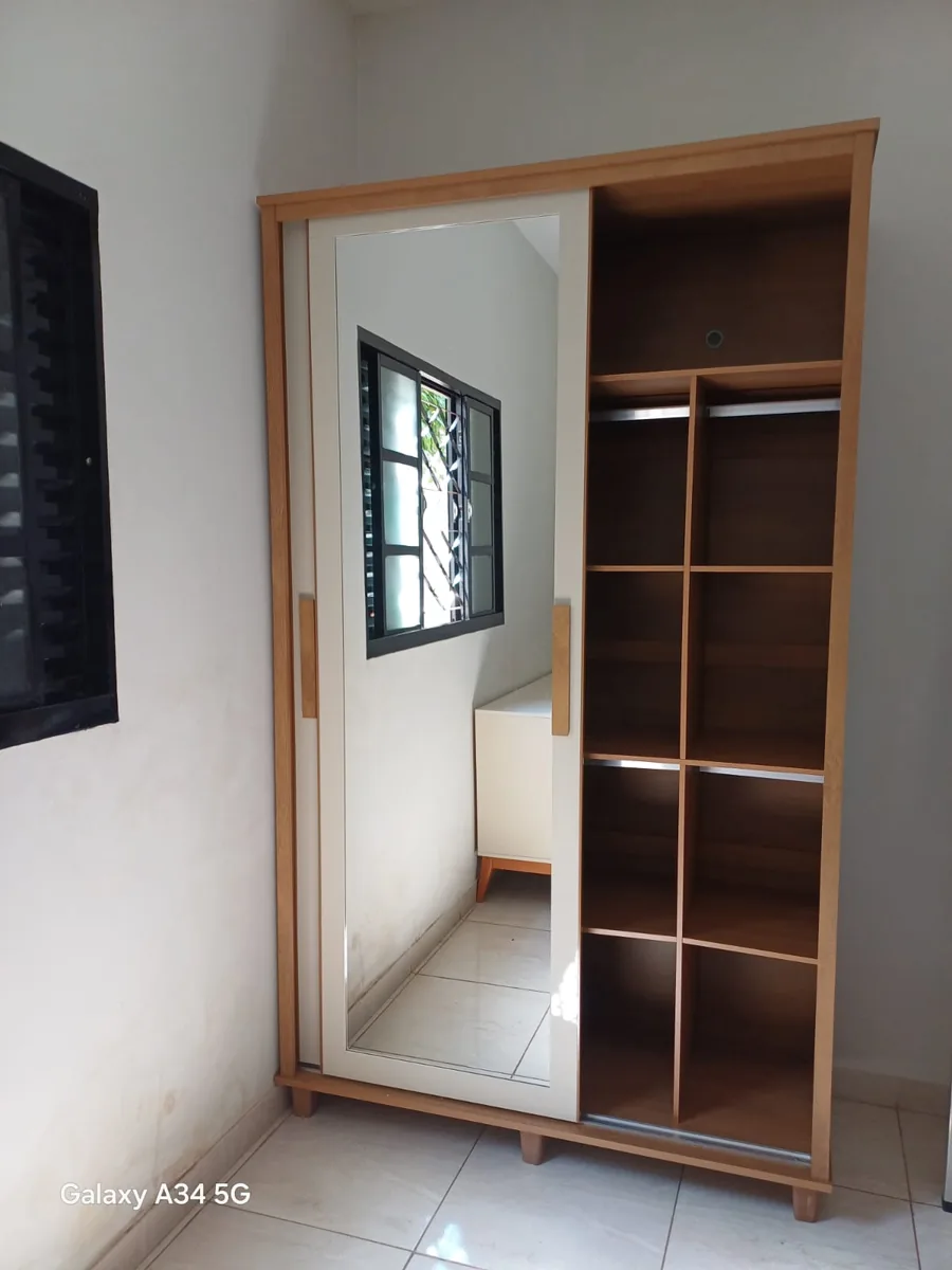 Montagem de guarda-roupa com portas de correr espelhadas e nichos