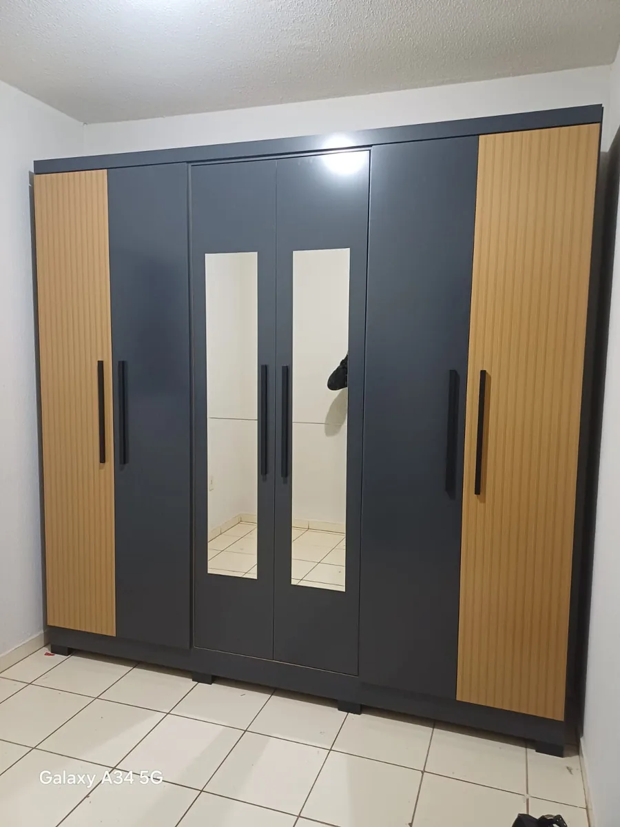 Montagem de guarda-roupa moderno cor grafite chumbo com detalhes em madeira
