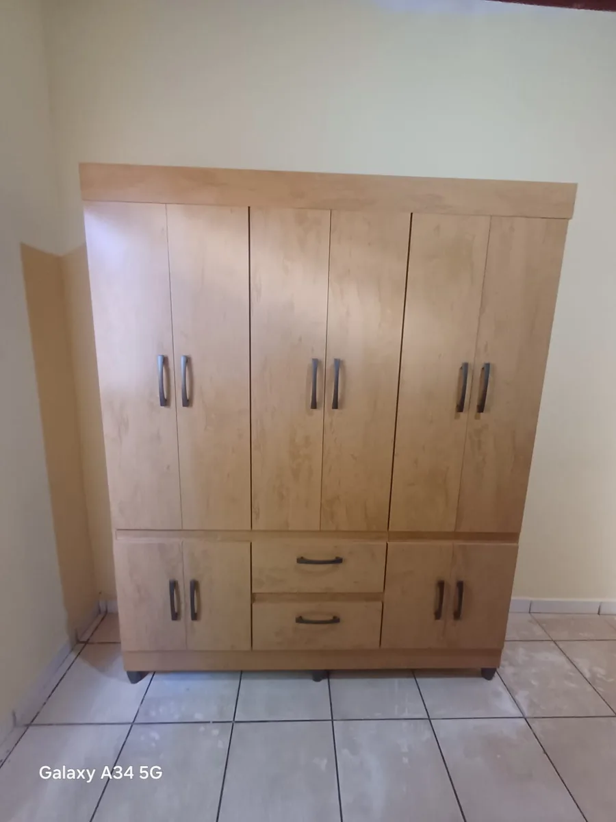 Montagem de guarda-roupa 4 portas em madeira clara com gavetas