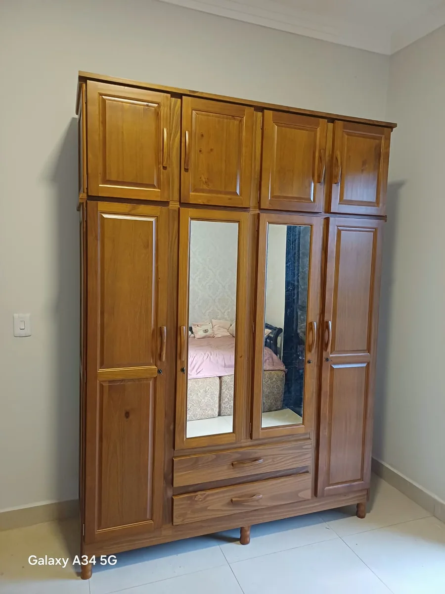 Montagem de guarda-roupa de madeira maciça com espelho em Barretos-SP