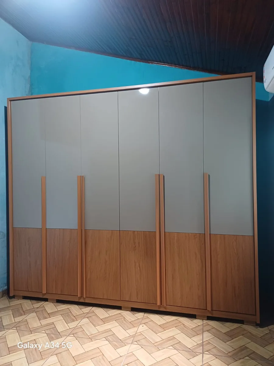 Montagem de guarda-roupa moderno bicolor cinza e carvalho em Barretos