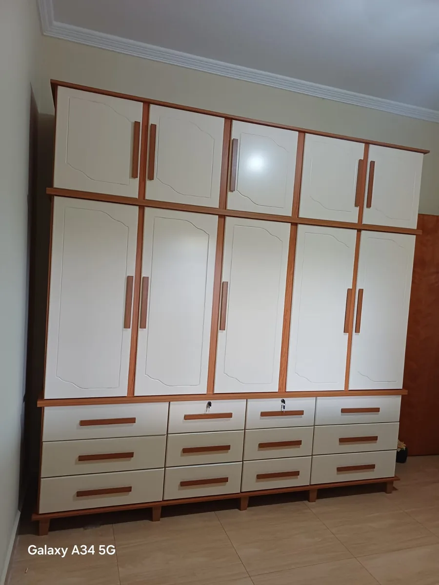 Montagem de guarda-roupa com maleiro superior e gavetas externas