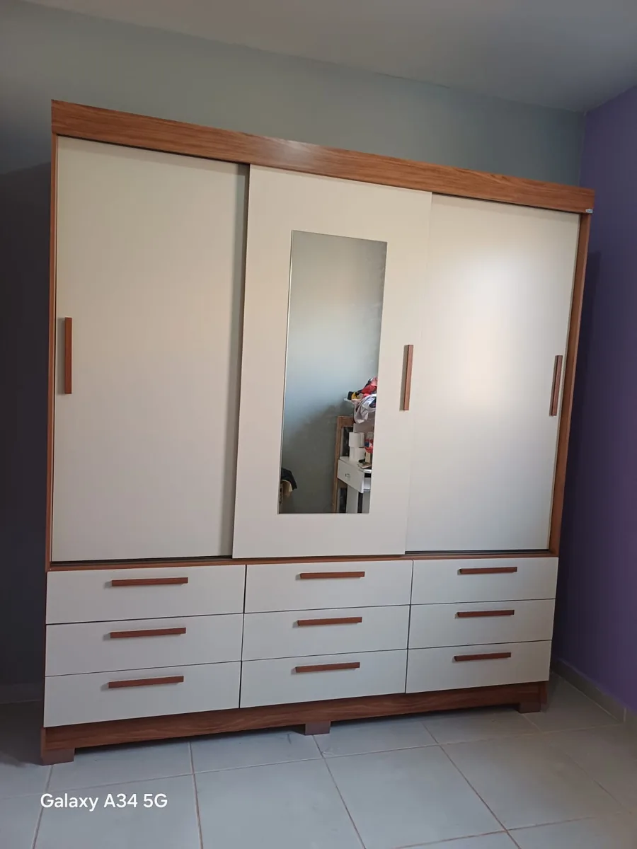 Montagem de guarda-roupa casal com portas de correr e espelho