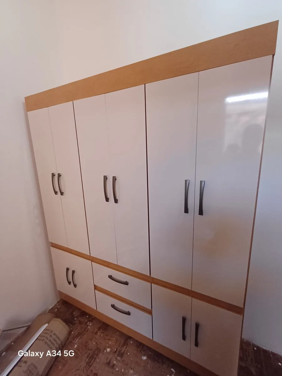 Montagem de guarda-roupa 4 portas branco e acabamento em madeira