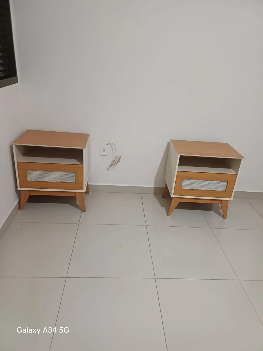 Montagem de par de mesas de cabeceira com pés palito retrô