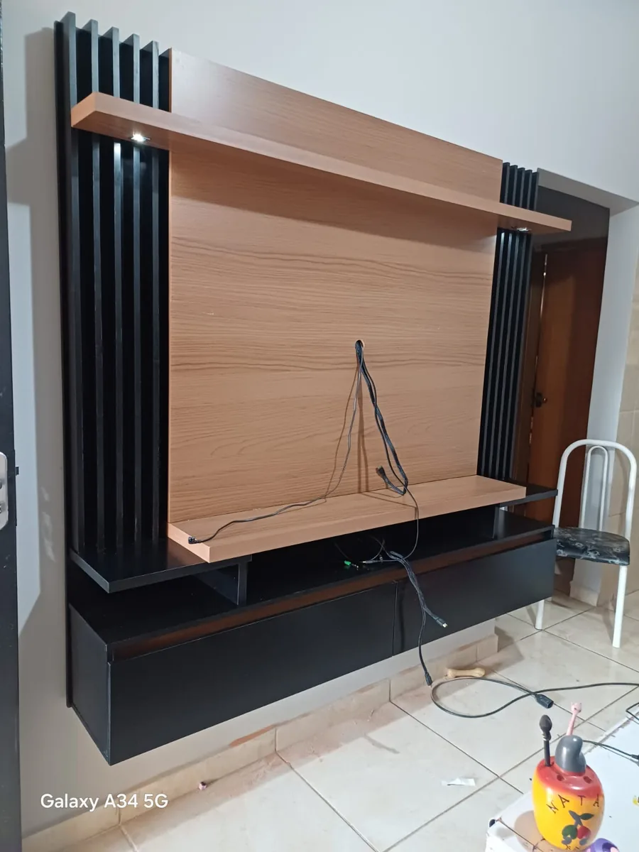 Montagem de painel ripado para TV grande com rack e nichos para sala