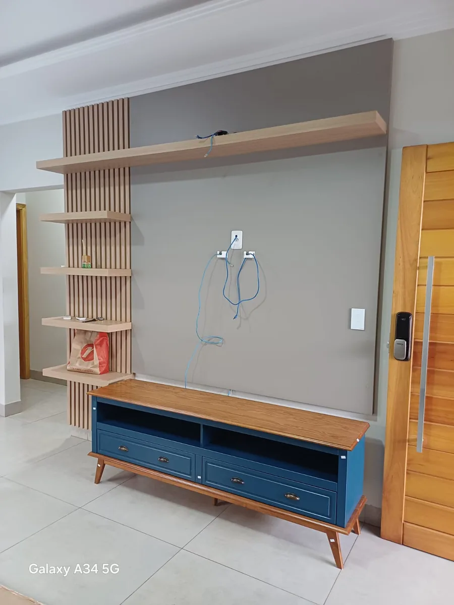 Montagem de painel ripado para TV com rack retrô azul em Barretos-SP