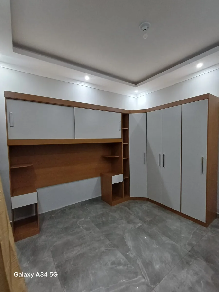 Montagem de quarto planejado completo com armário de canto e bancada