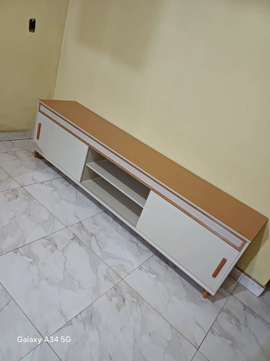 Montagem de rack para sala de estar moderno com gavetas e nicho
