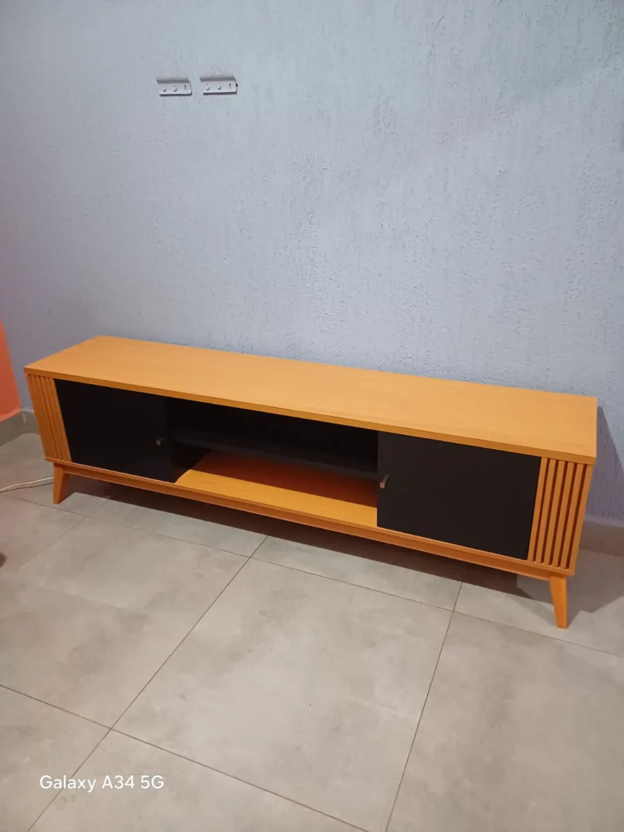 Montagem de rack para sala moderno com portas ripadas em Barretos